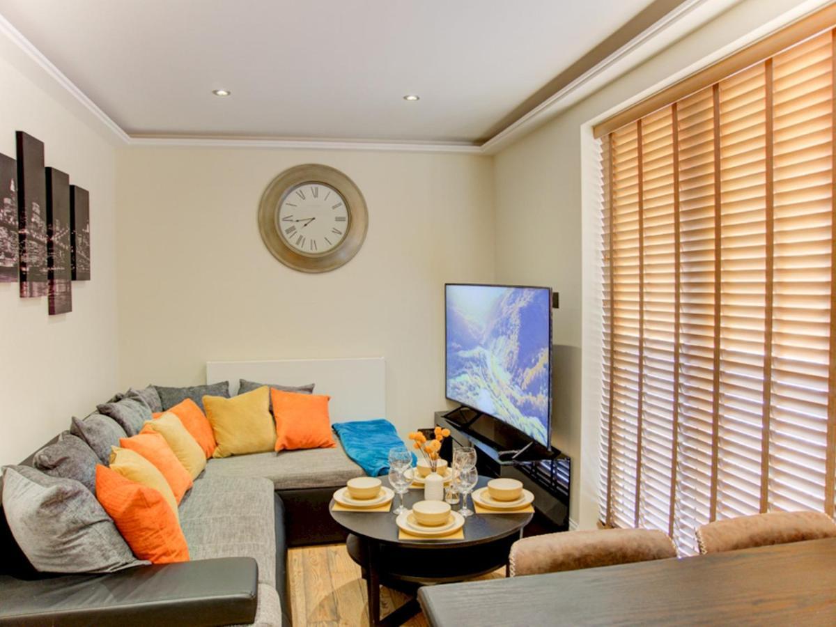 Appartamento Pass The Keys Lovely 2-bedroom Flat With Balcony And Great Views Londra