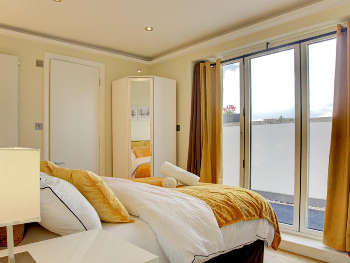 Pass The Keys Lovely 2-bedroom Flat With Balcony And Great Views Londra