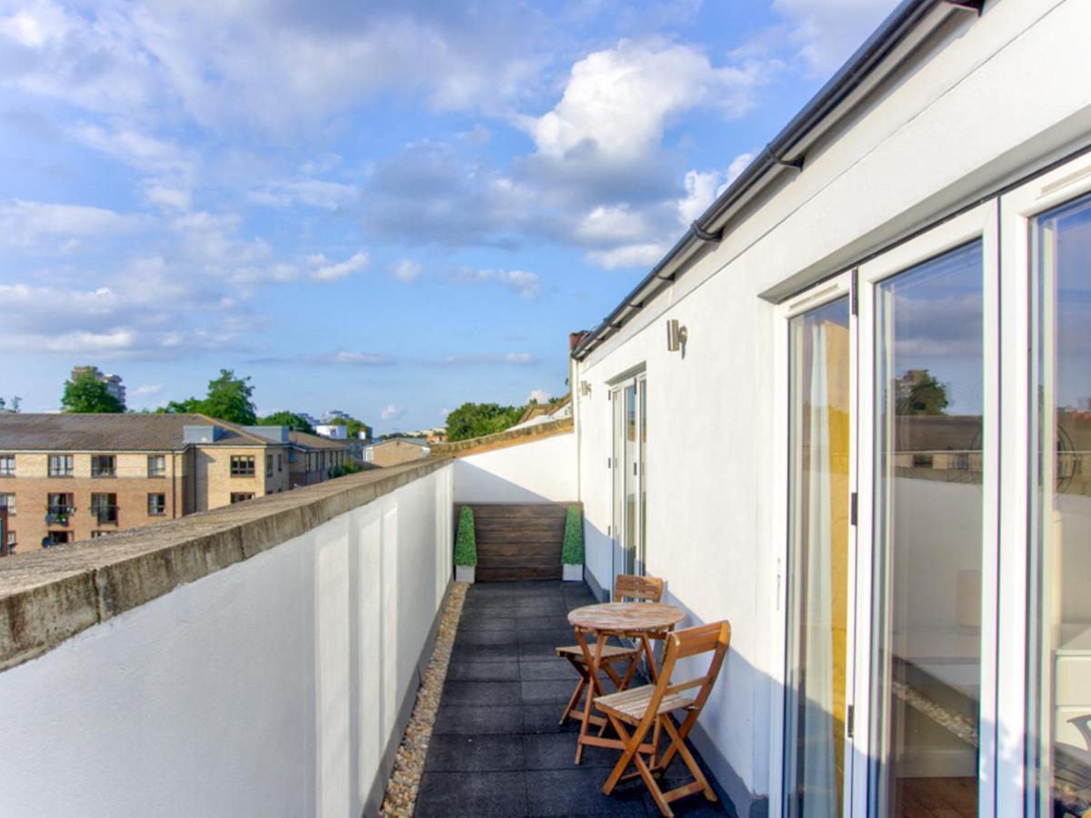 Appartamento Pass The Keys Lovely 2-bedroom Flat With Balcony And Great Views Londra