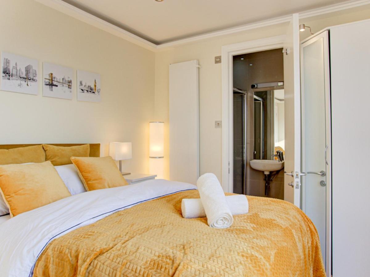 Pass The Keys Lovely 2-bedroom Flat With Balcony And Great Views Appartamento