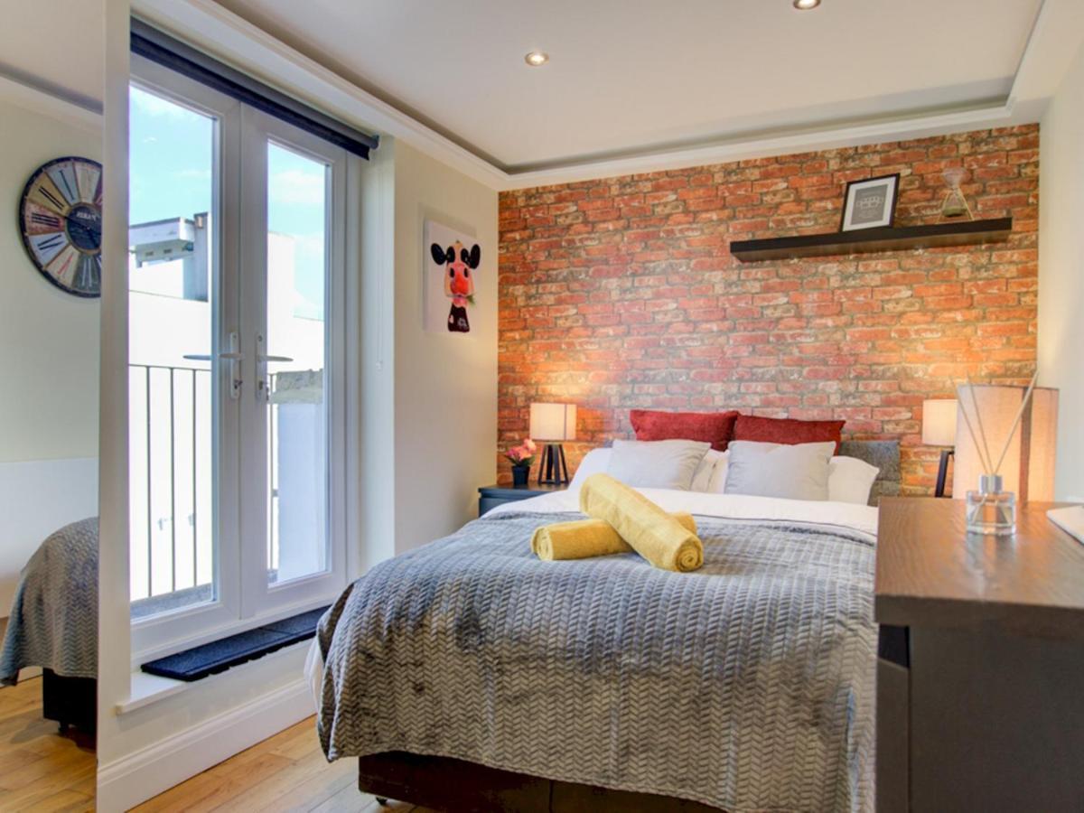 Appartamento Pass The Keys Lovely 2-bedroom Flat With Balcony And Great Views Londra
